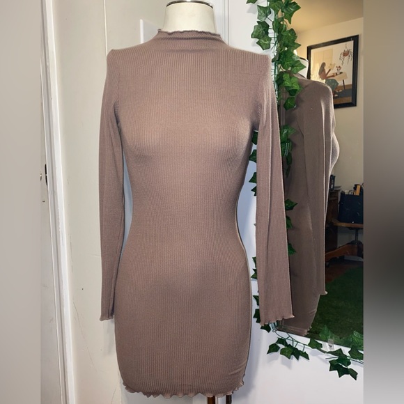 LONG SLEEVED DRESS - Picture 1 of 3